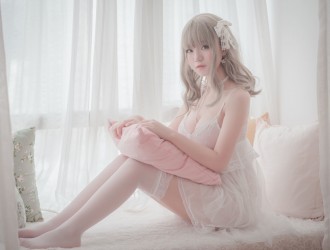 [网红COSER] Yoko宅夏 - 白色丝质连衣裙Cos系列  写真套图[26P]