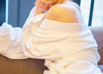 Rayshen摄影作品之泷泽萝拉白色睡衣半露白嫩肌肤性感写真9P